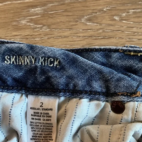 Distressed American Eagle low-rise jeans with sequin details - Picture 4 of 5